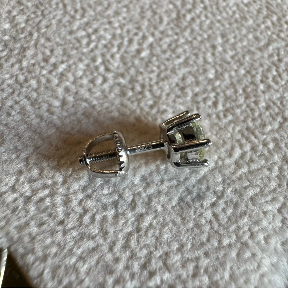 N/A genuine moissanite